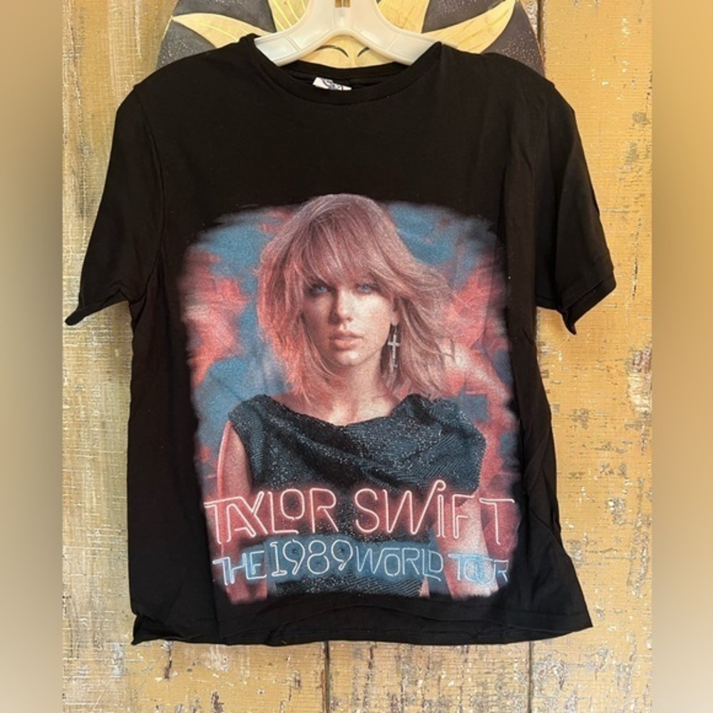 Taylor Swift The 1989 world tour Tee shirt ✨✨✨SZ S/M but not long❤️T(26)